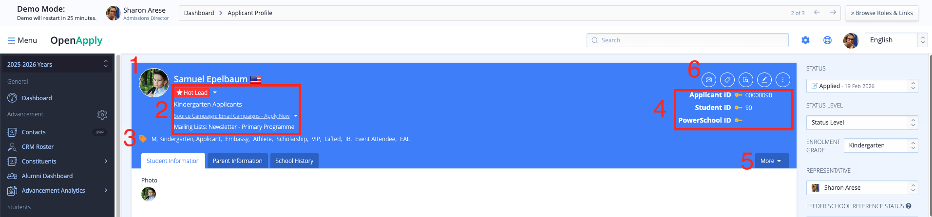 Captura de pantalla: En la parte superior de la página de perfil hay un panel azul destacado que muestra la información clave del estudiante de un vistazo.