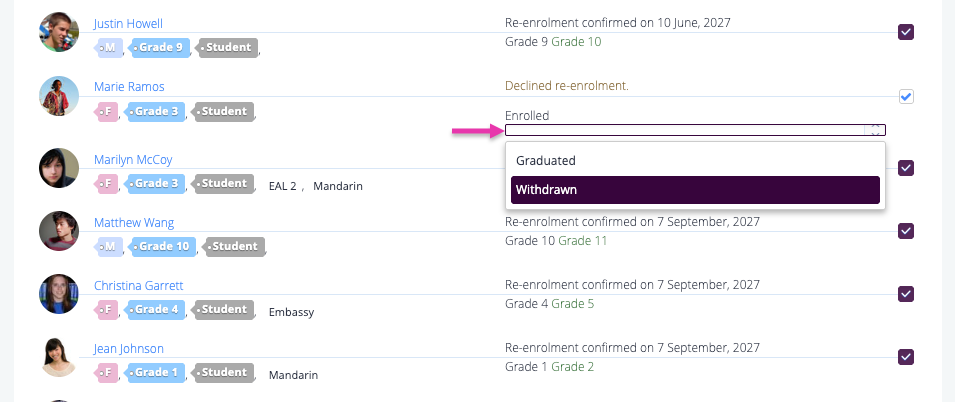 Captura de pantalla: Para los estudiantes que rechazaron la reinscripción, tendrá la opción de marcarlos como graduados o dados de baja.