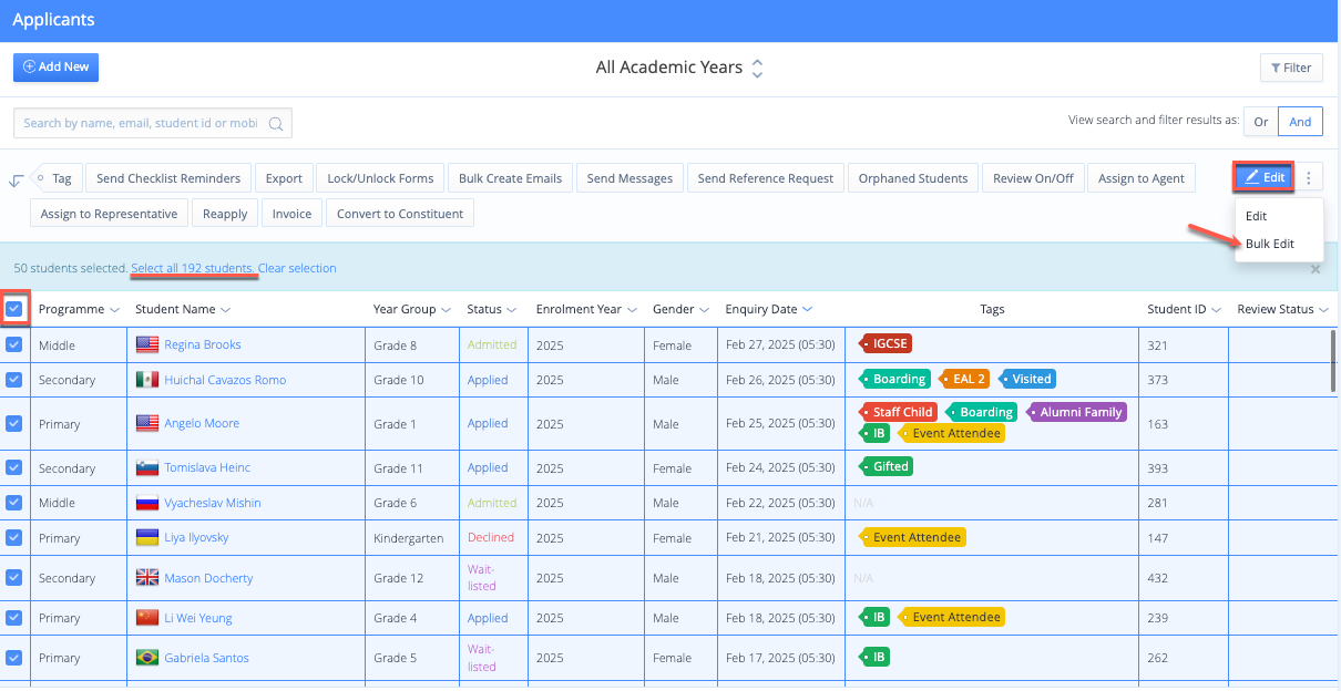 Captura de pantalla: Puede seleccionar varios solicitantes/estudiantes en la lista, haga clic en el botón Editar > Edición masiva para actualizar sus datos de forma masiva.